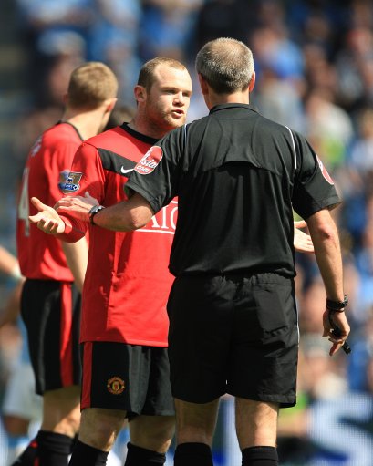  曼城铁卫头槌制胜，连续十场零封创英超新纪录  