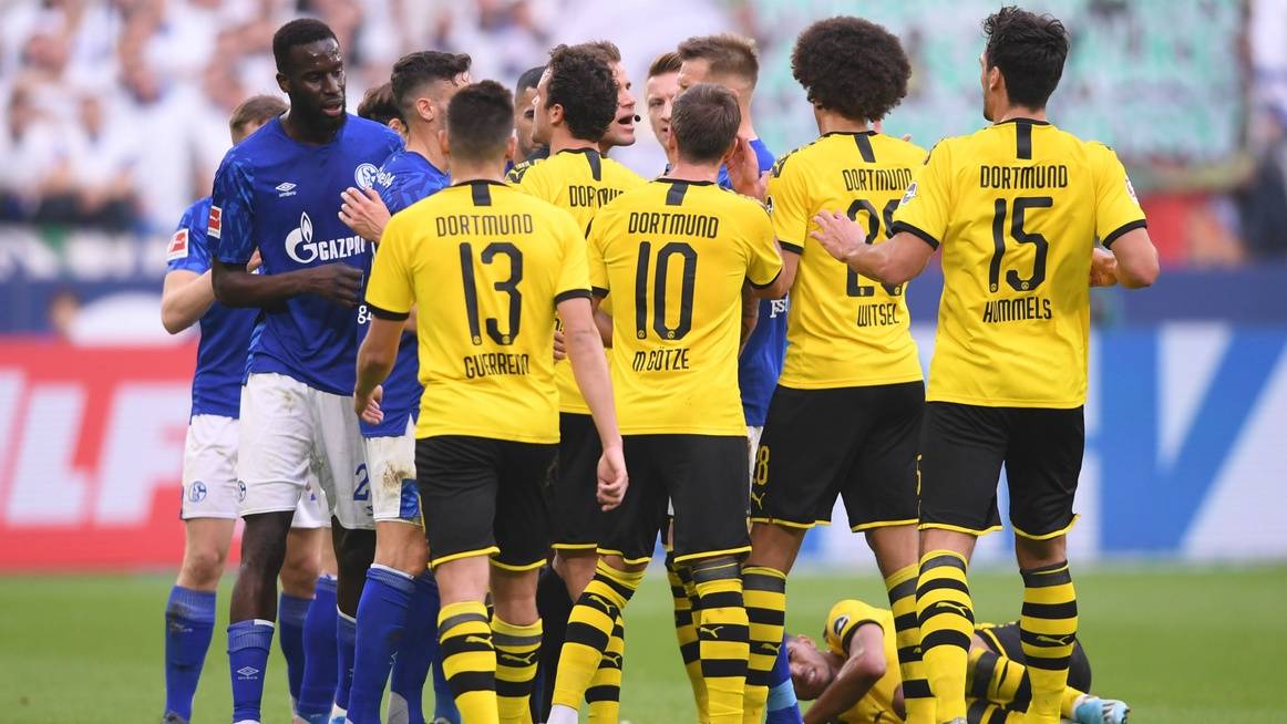  沙尔克04历史性降级引发球迷抗议潮  