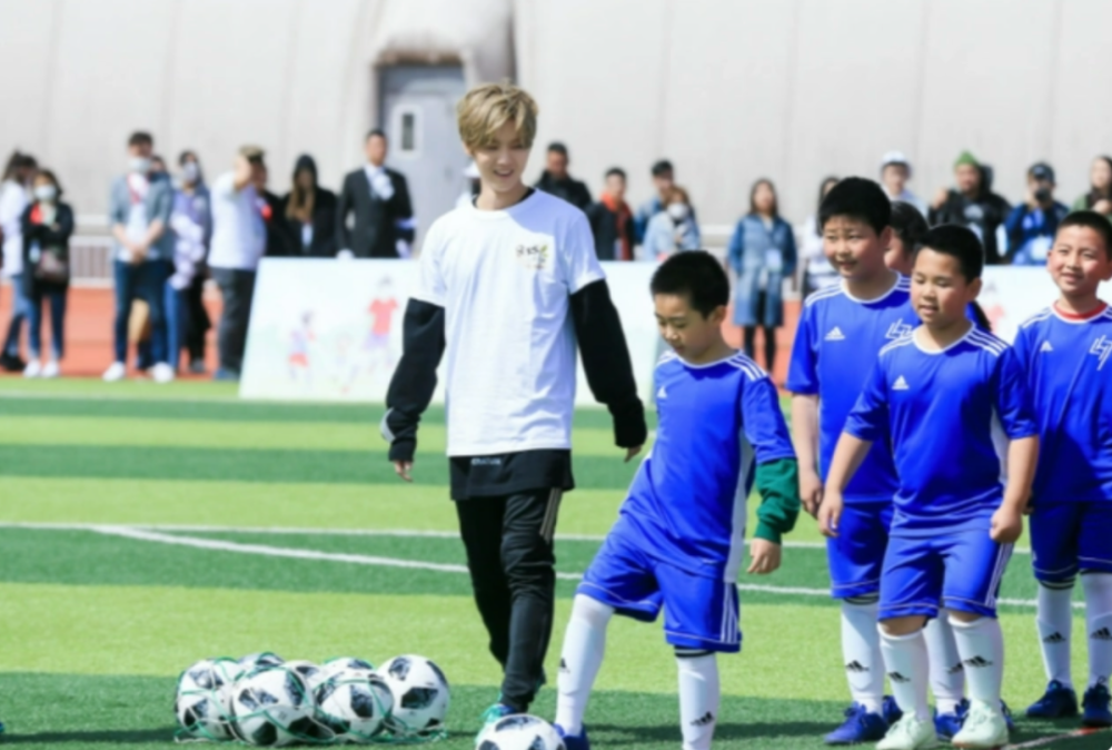  曼城社区公益项目启动，球员化身志愿者获赞